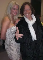 Cathrina Melody beim Auftritt mit einem prominenten Künstler